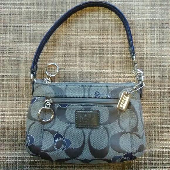 Coach Handbags - 💕EUC Coach Large Wristlet/Mini bag